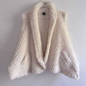 Love Token Cozy Ivory Faux Fur Vest. Sz L. Perfect condition.